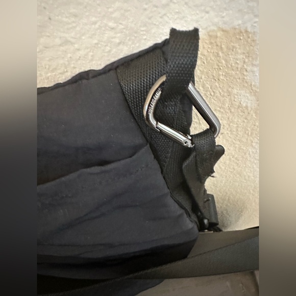 Lululemon Clean Lines Crossbody Bag 2.8L - Picture 7 of 11
